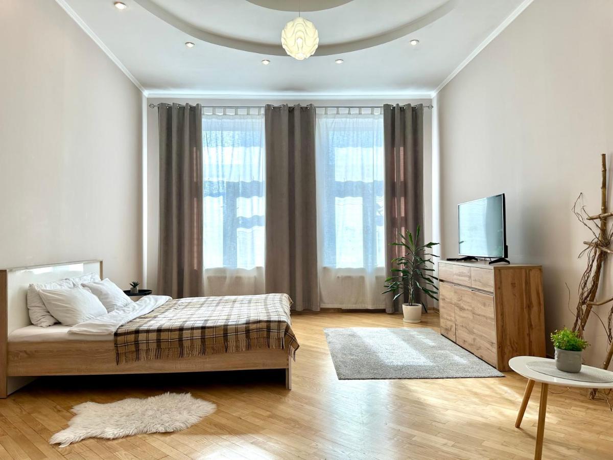 Apartment In The Center, Near A Theatre, Zlata Plaza *
