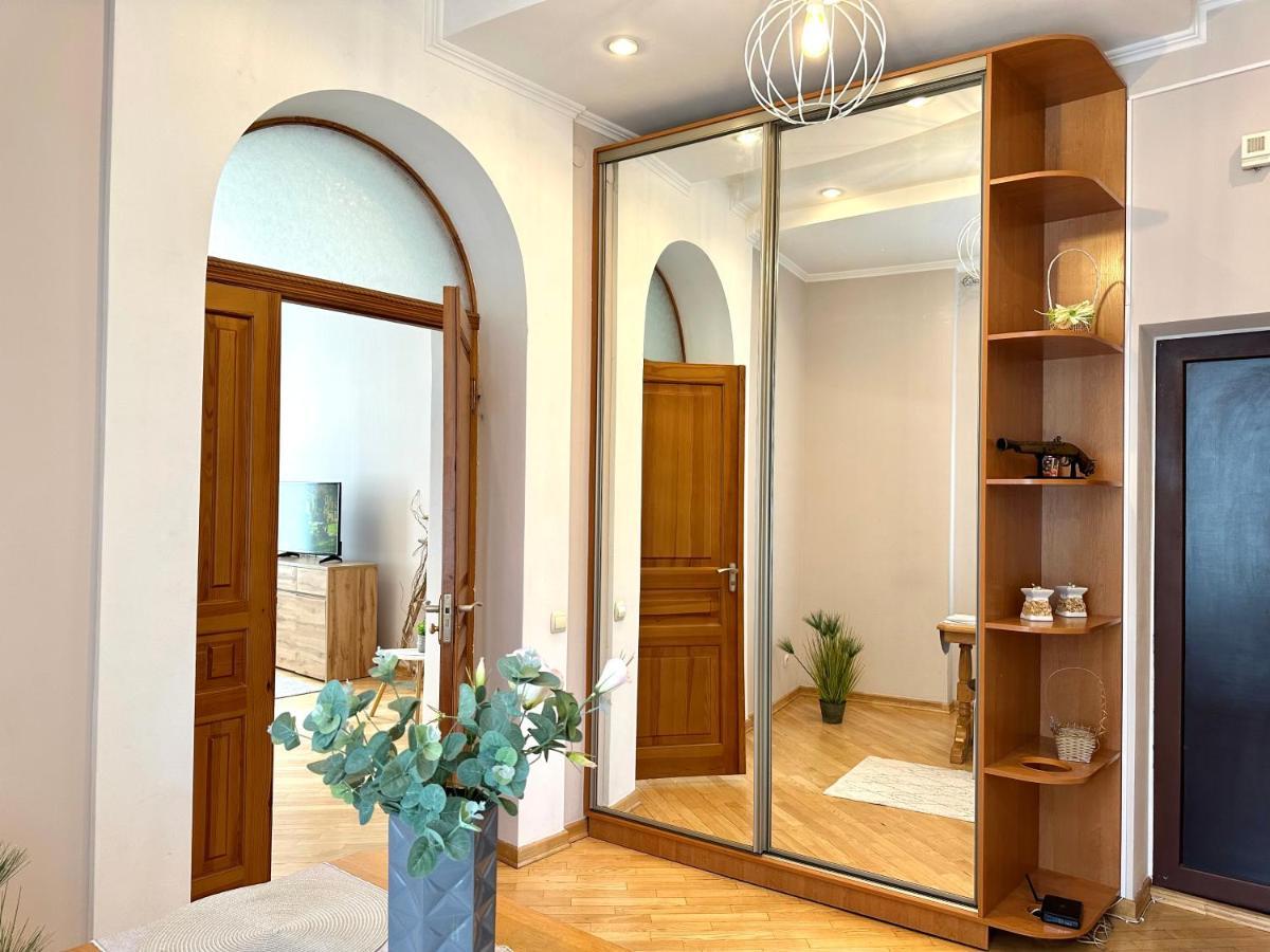 Apartment In The Center, Near A Theatre, Zlata Plaza *
